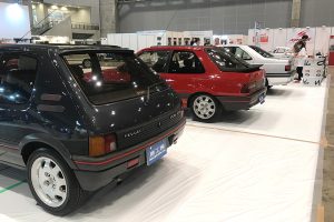 今年の展示・販売車両です。手前から205GTI、309GTI、405Griffe。